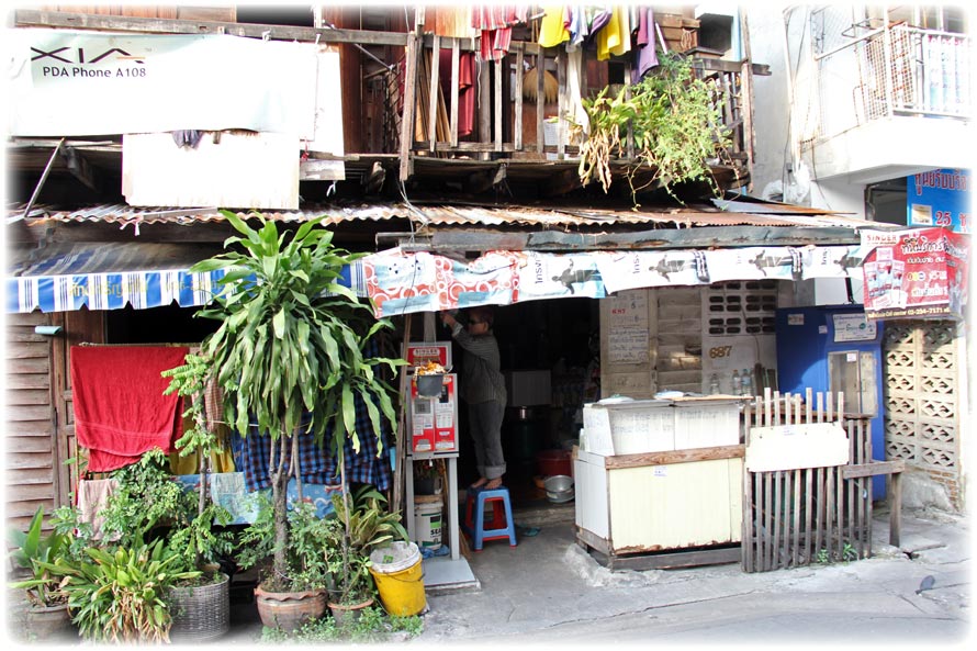 Aladdin's adventure with Bangkok Photographers in a flooded Bangkok/ FUNKY TOWN