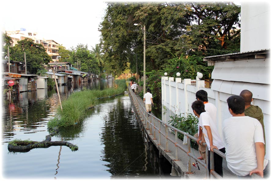 Aladdin's adventure in a flooded Bangkok/ FUNKY TOWN