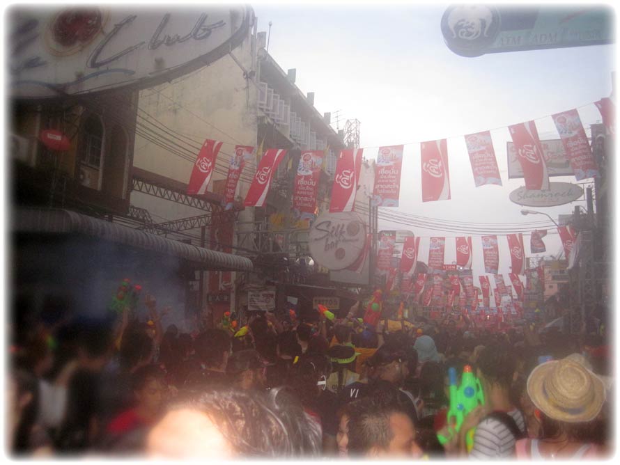 Aladdin's adventure during Songkran in Bangkok/ FUNKY TOWN