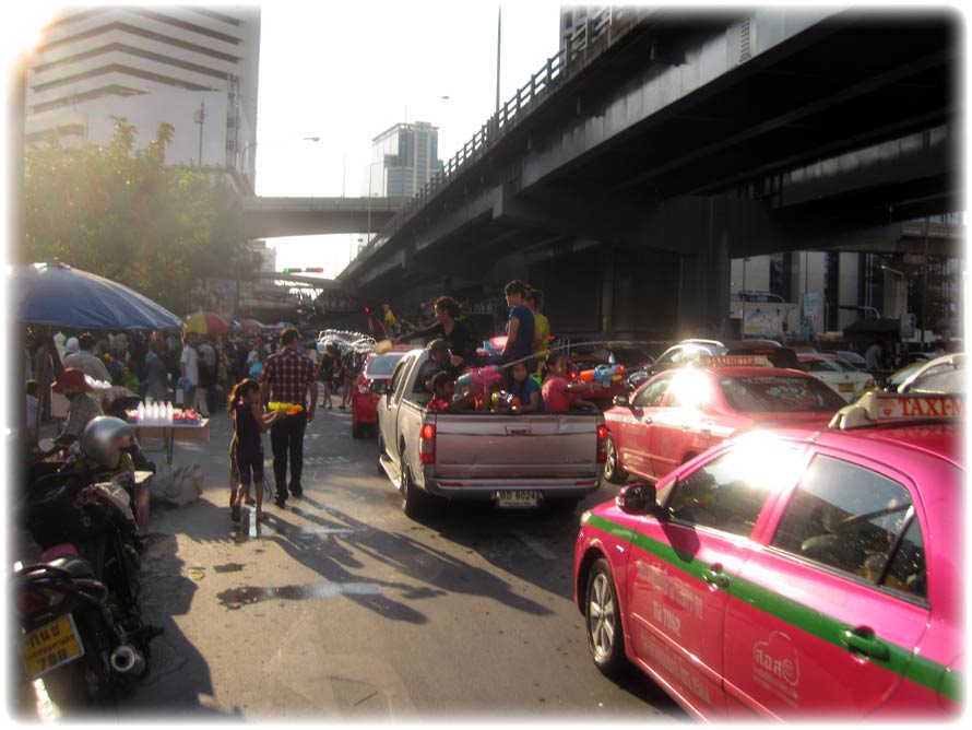 Aladdin's adventure during Songkran in Bangkok/ FUNKY TOWN