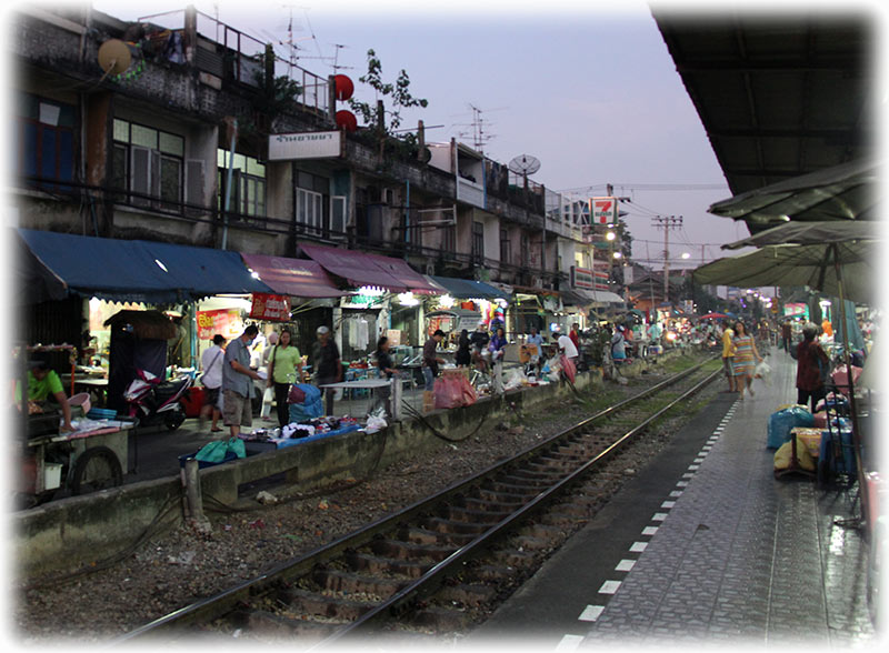 Aladdin's adventure with Bangkok Photographers in Bangkok - Photo Walk #34 Tha Chalom - Wongwian Yai Train Station