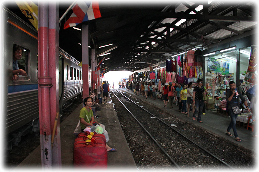 Aladdin's adventure with Bangkok Photographers in Bangkok - Photo Walk #34 Tha Chalom - Mahachai train station