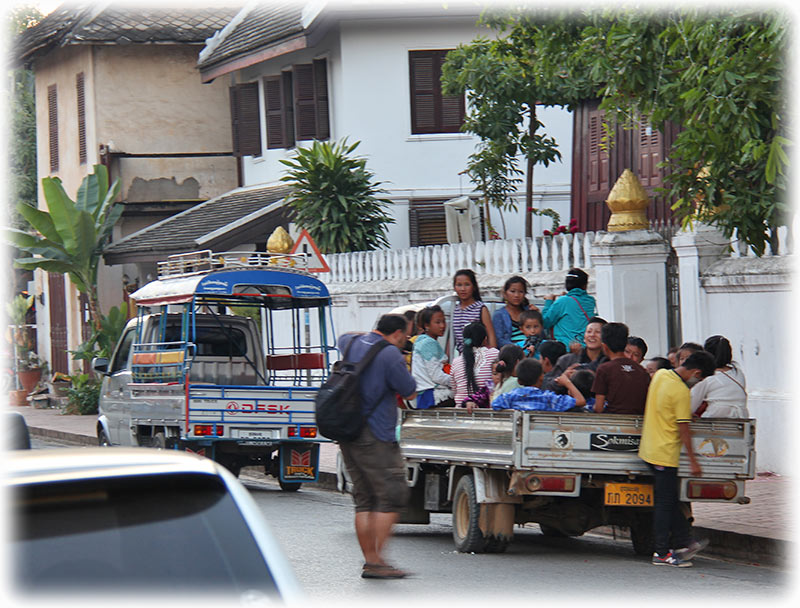 Aladdin's adventure in Luang Prabang - Sisavangvong Road - VISA run to Laos December 2014