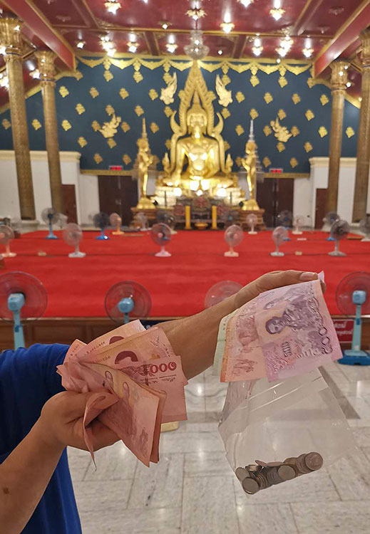 Alms giving in Thailand, ตักบาตร