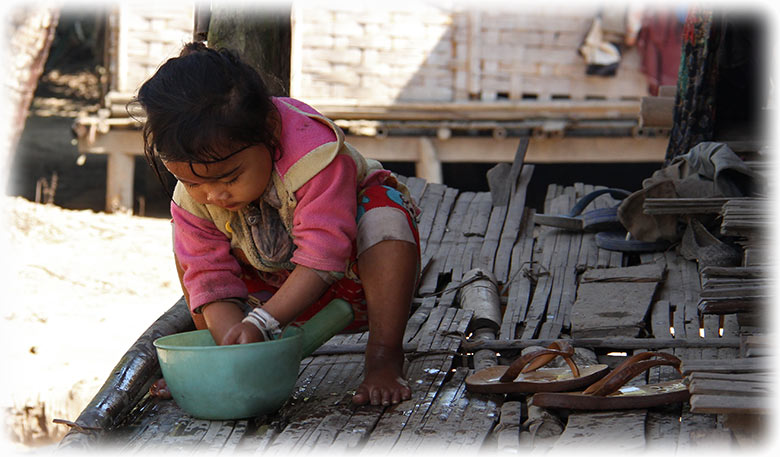 Aladdin's adventure in Ban Houy Pha Lam Village - December 2014 - VISA run to Laos